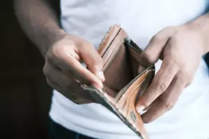 Persona sosteniendo una cartera de cuero marrón
