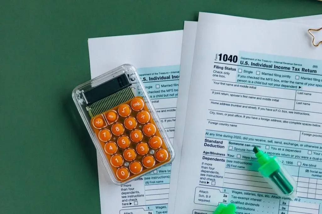 Formularios de impuestos con calculadora y lápices