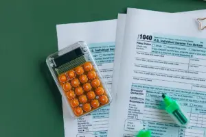 Formularios de impuestos con calculadora y lápices