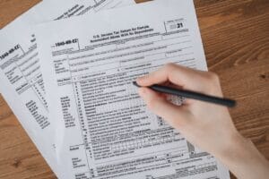 Persona llenando un formulario de impuestos del IRS para solicitar el ITIN