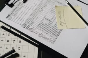 Escritorio organizado con documentos fiscales