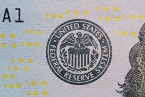 Sello de la Reserva Federal en un billete de dólar, representando la decisión de la Fed sobre las tasas de interés