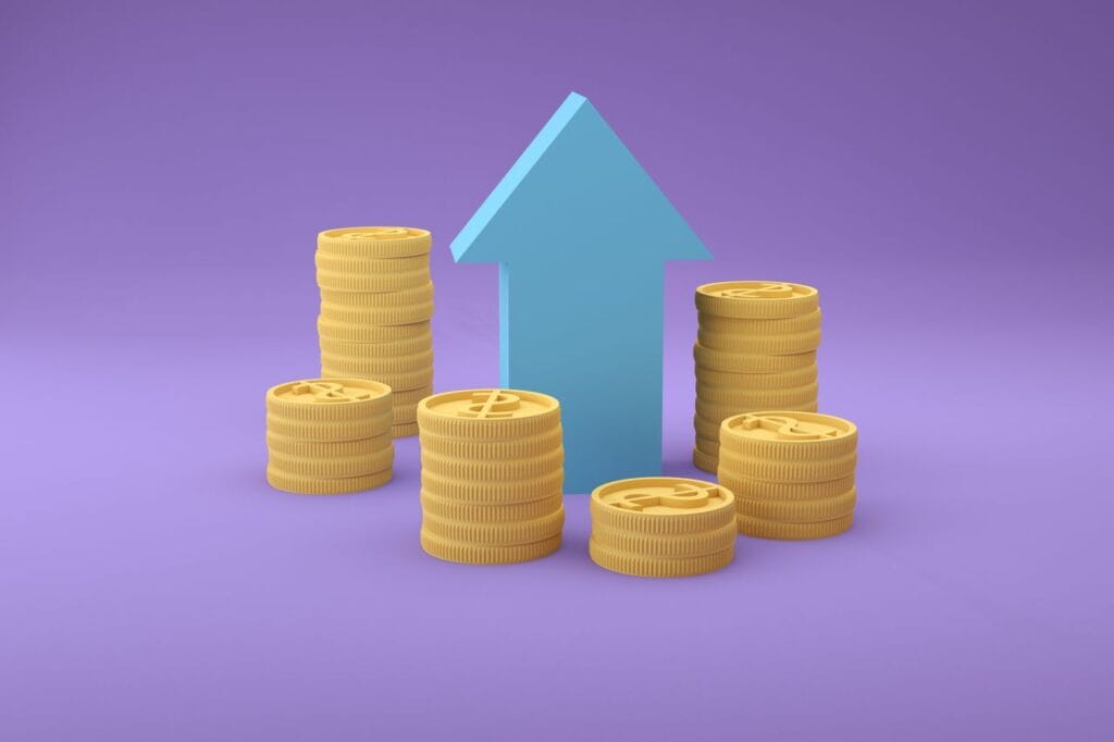 Pilas de monedas con flecha de crecimiento financiero