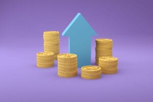 Pilas de monedas con flecha de crecimiento financiero