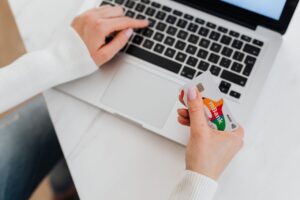 Persona revisando su cuenta de ahorro de alto rendimiento desde el celular