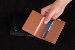 Cartera abierta con varias tarjetas de crédito que aceptan ITIN