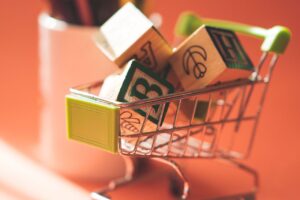 Útiles escolares más baratos: carrito de compras con lápices de colores