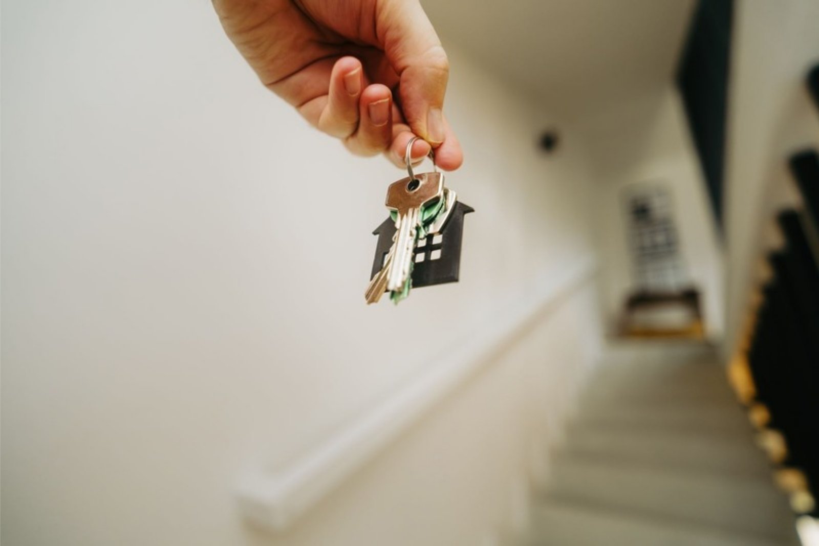 pareja calculando cuánto necesitan ahorrado para comprar tu primera casa