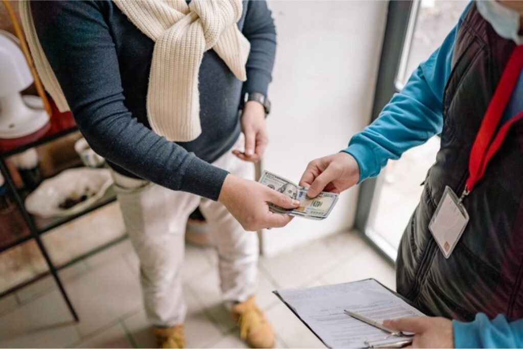 Hombre pagando un envío de remesa, impuestos por enviar dinero a México