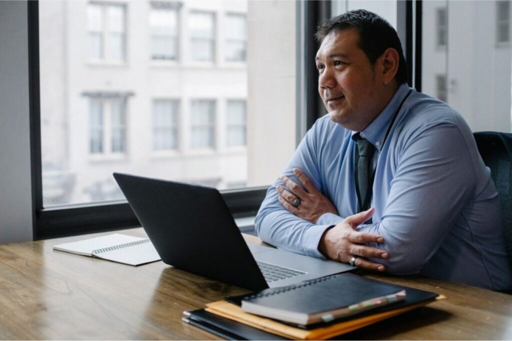 Trabajador revisando el match del 401k de su empleador