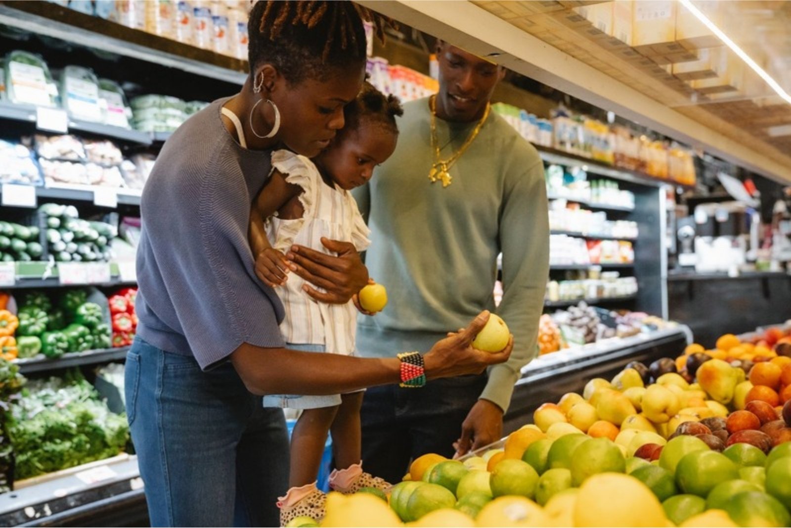 familia usando cupones de comida SNAP en el supermercado
