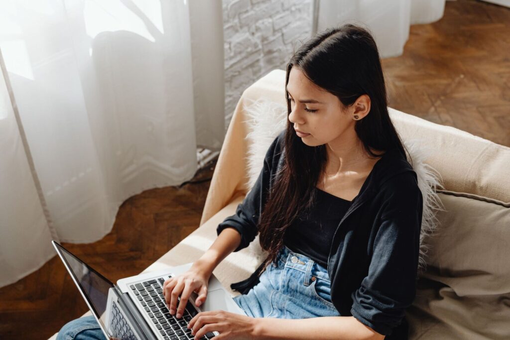 Trabajos extra que pagan en 2026: mujer trabajando en laptop desde casa
