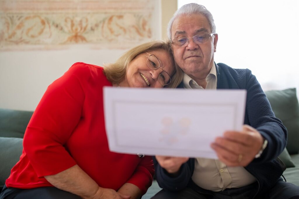 Jubilación: pareja mayor revisando un documento
