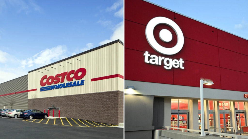 Fachada de Costco Wholesale a la izquierda y fachada roja de una tienda Target a la derecha